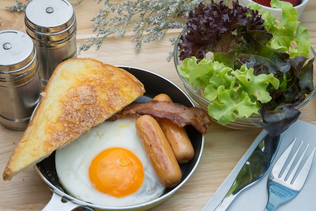 Desayuno inglés, huevo frito, salchicha, pan