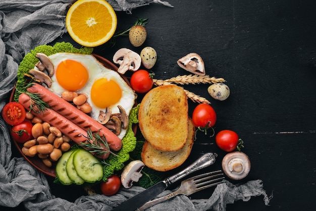 Desayuno inglés Huevos fritos salchichas tocino frijoles tostadas tomates taza de café en la mesa de piedra Vista superior con espacio para el texto