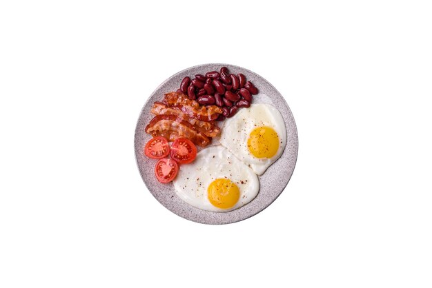 Foto desayuno inglés con huevos fritos tocino frijoles tomates especias y hierbas