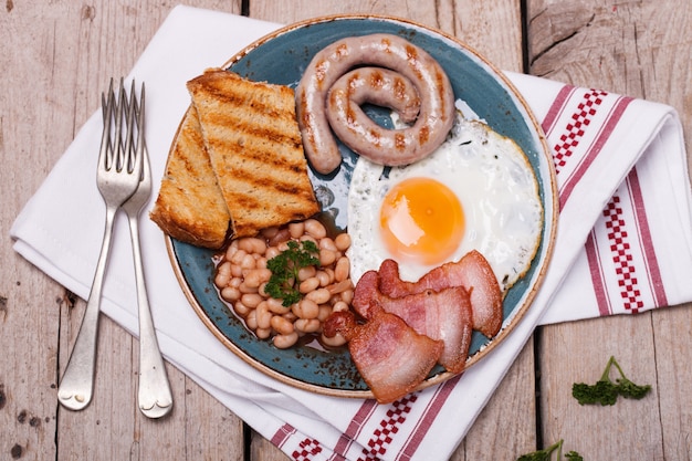 Desayuno inglés con huevos fritos.