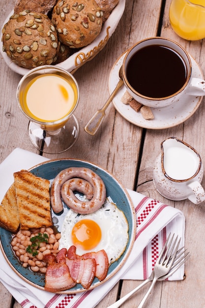 Desayuno inglés con huevos fritos.