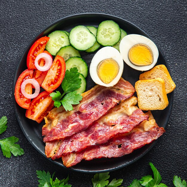 Desayuno inglés huevos tocino tomate pepino tostadas pan comida saludable dieta snack en la mesa