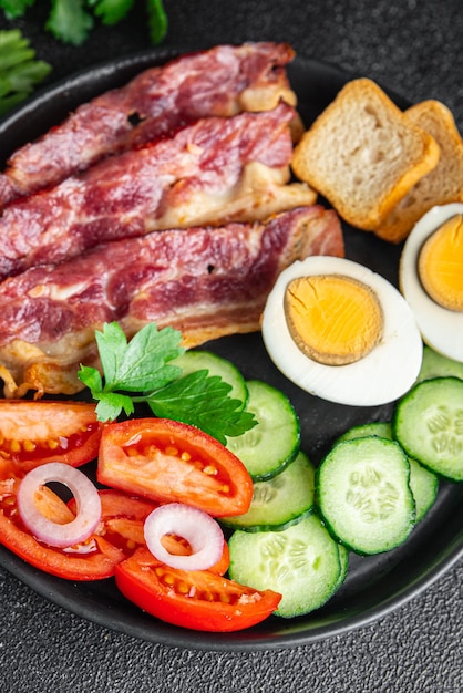 Desayuno inglés huevos tocino tomate pepino tostadas pan comida saludable dieta snack en la mesa