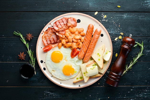 Desayuno inglés en el plato Vista superior Espacio libre para tu texto