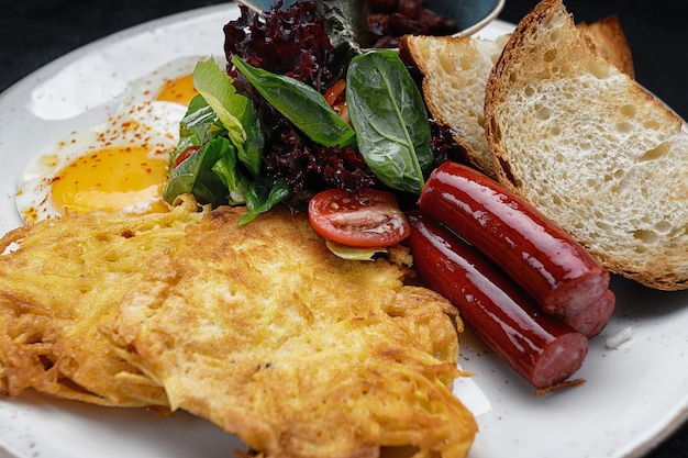 Desayuno inglés con salchichas fritas frijoles y huevos fritos