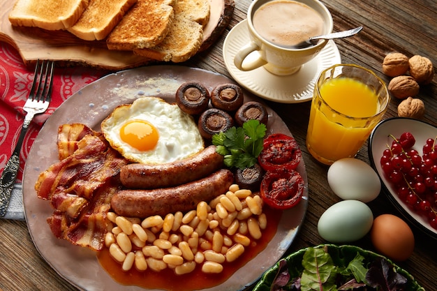 Desayuno inglés salchichas huevo habas bacon