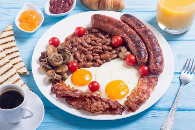 Desayuno inglés saludable y equilibrado con mermelada, café y jugo