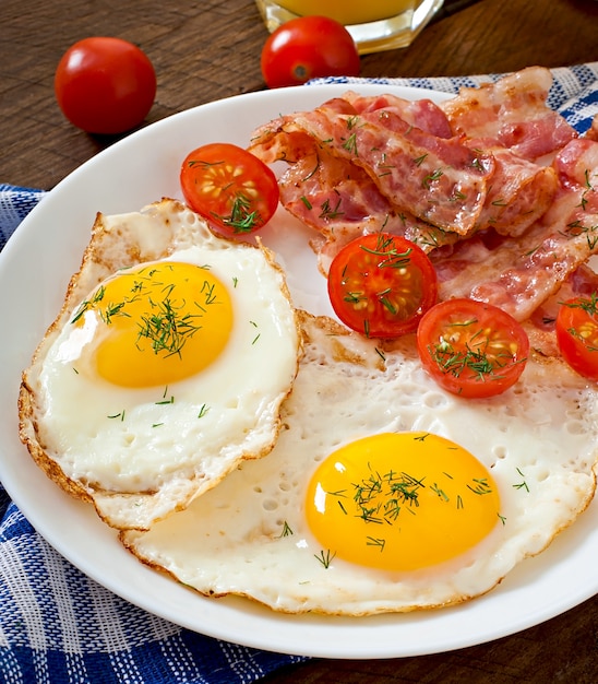 Desayuno inglés con tostadas, huevo, tocino y verduras en un estilo rústico en madera