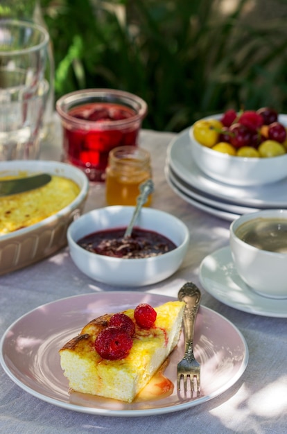 Desayuno en el jardín a partir de guisos, frutos del bosque, salsas y bebidas.