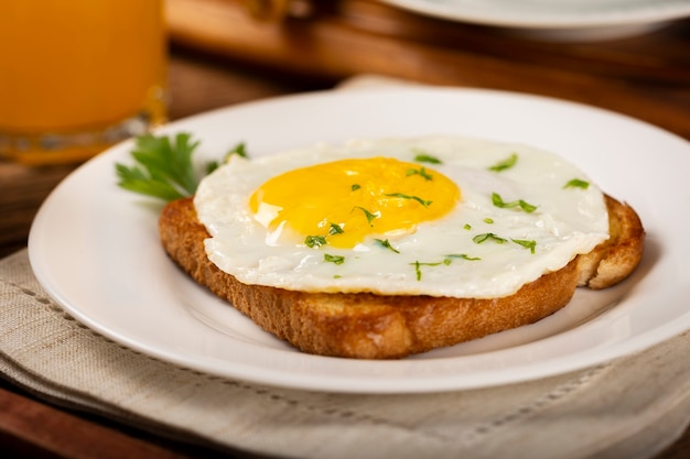 Desayuno con jugo de café y tostadas con huevo frito