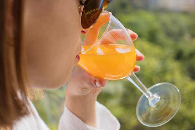 en el desayuno con un jugo de naranja