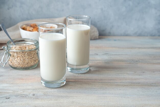 Foto desayuno con leche fresca sobre un fondo gris. vista lateral con espacio de copia.