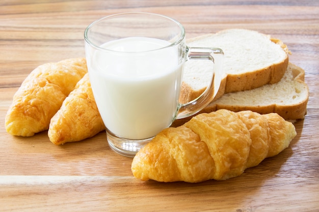 Desayuno con leche y pan.