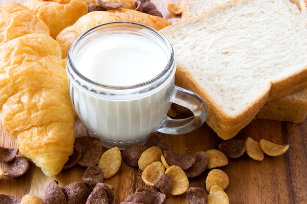 Desayuno con leche y pan.