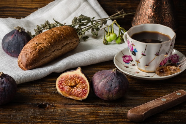 Desayuno ligero con café, pan y algunos higos.