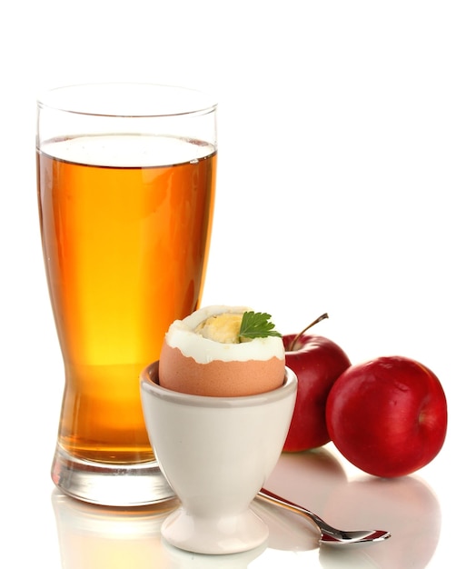 Desayuno ligero con huevo cocido y vaso de jugo aislado en blanco