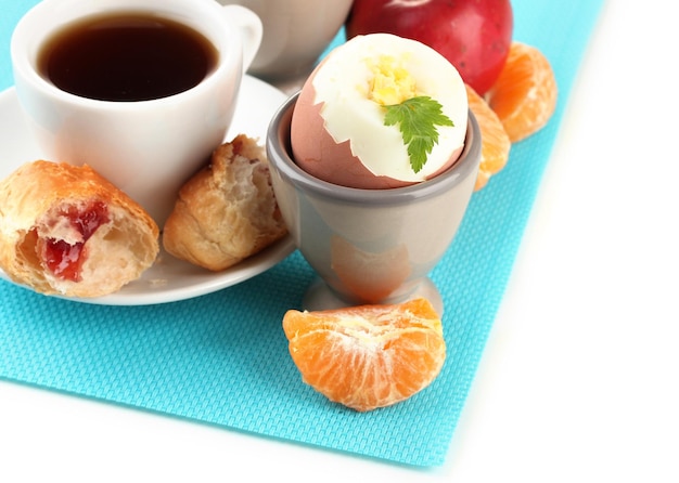 Desayuno ligero con huevos cocidos y taza de café aislado en blanco