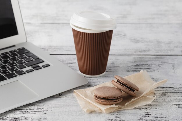 Desayuno en el lugar de trabajo. Macarrones de café y chocolate