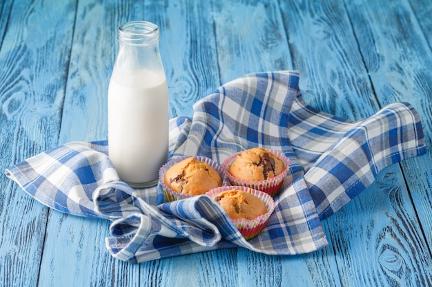 Desayuno con magdalenas y leche.