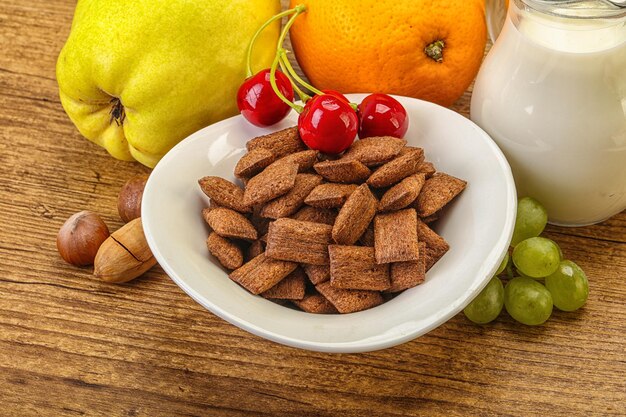 Desayuno con maíz, chocolate, frutas y leche.