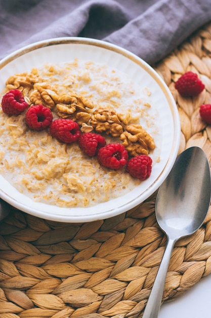 Foto desayuno de la mañana, avena en leche con frambuesas