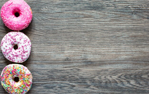 Foto desayuno de la mañana con donas de colores