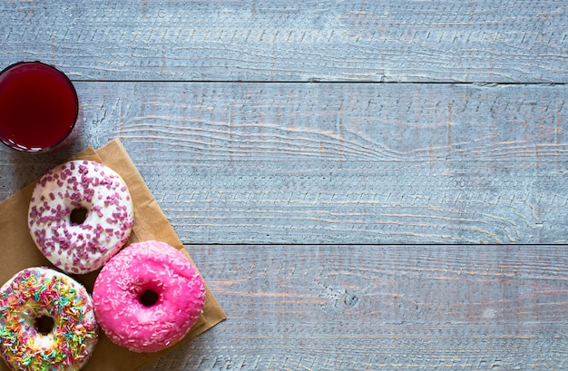 Desayuno de la mañana con donas de colores