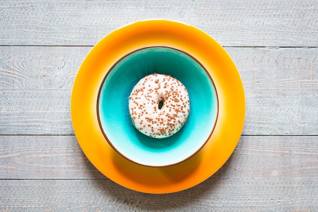 Desayuno de la mañana con donas de colores