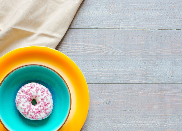 Desayuno de la mañana con donas de colores