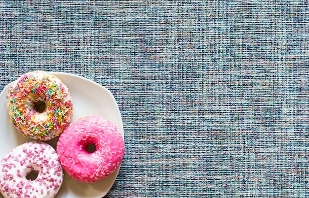 Desayuno de la mañana con donas de colores