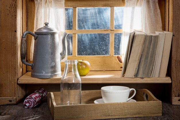 Desayuno de la mañana con leche cerca de una ventana