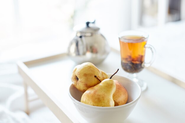 Desayuno de la mañana El sol brilla en la ventana, día de verano.