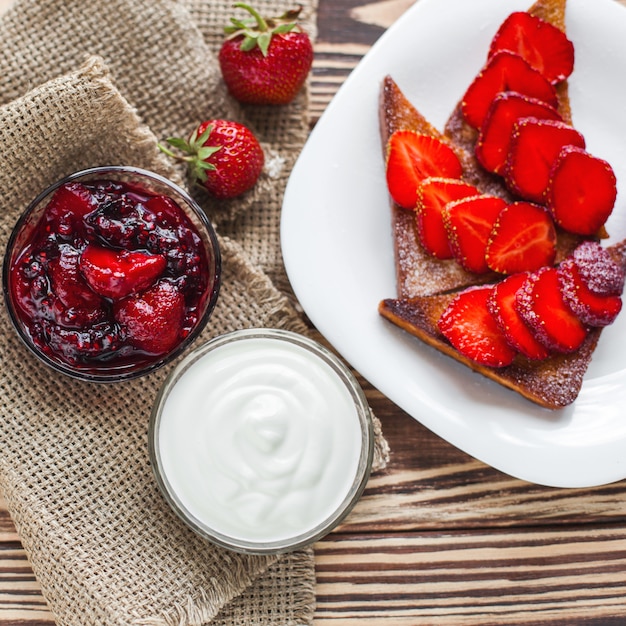 Desayuno de la mañana Tostadas con fresa y mermelada. Pan y confitura. Tostadas calientes frescas con crema. Delicioso postre casero.