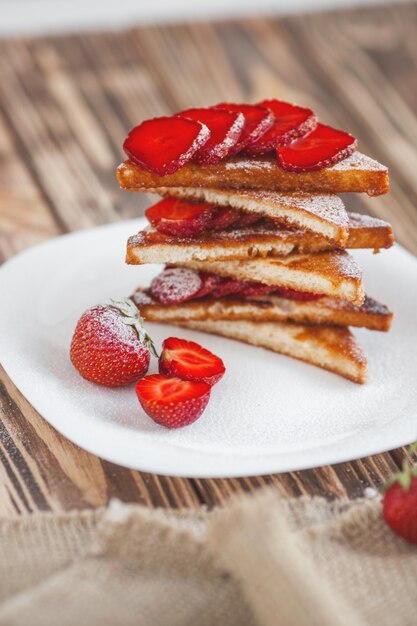 Desayuno de la mañana Tostadas con fresa y mermelada. Pan y confitura. Tostadas calientes frescas con crema. Delicioso postre casero.