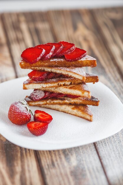 Desayuno de la mañana Tostadas con fresa y mermelada. Pan y confitura. Tostadas calientes frescas con crema. Delicioso postre casero.