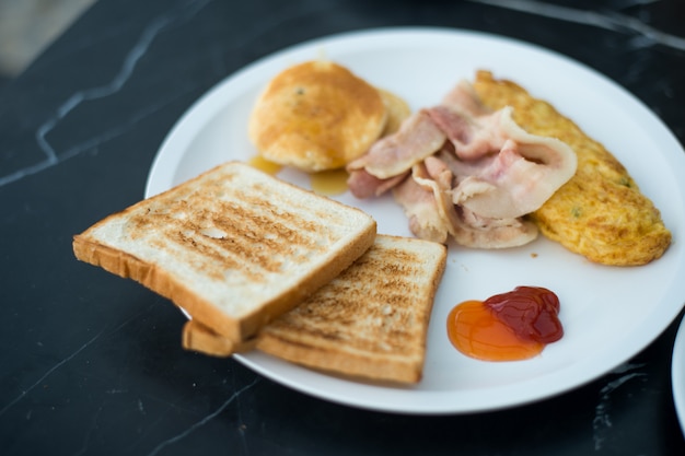 Desayuno de la mañana en las vacaciones de verano.