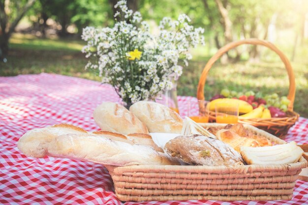 Foto desayuno en una manta de picnic en el parque