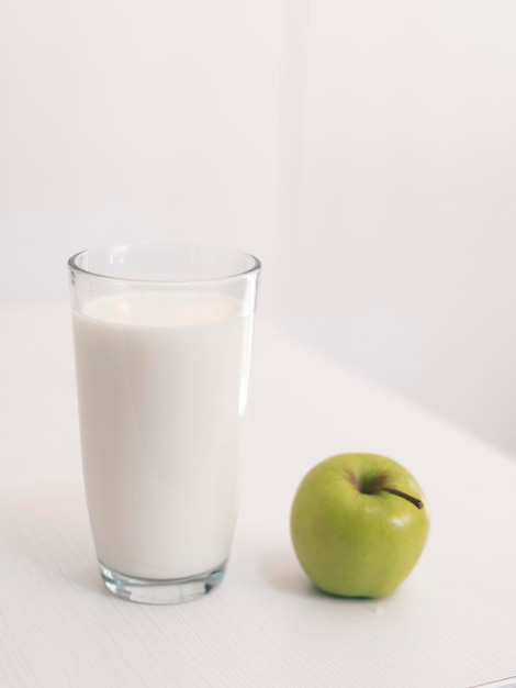 Desayuno manzana y leche