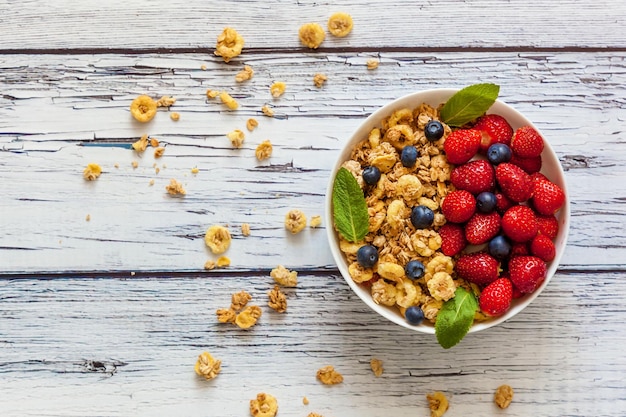 Desayuno matutino de avena, fresas y arándanos.