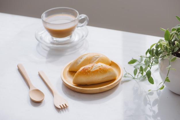 Desayuno matutino con café y pan en la mesa