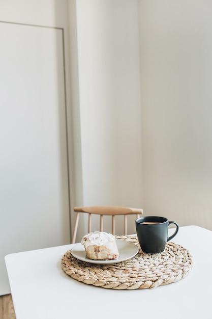 Desayuno matutino con café y postre.