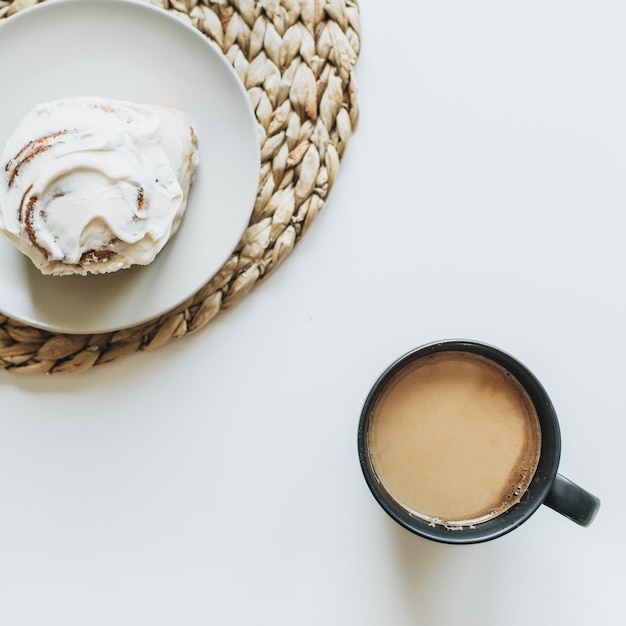 Desayuno matutino con café y tarta en mesa blanca