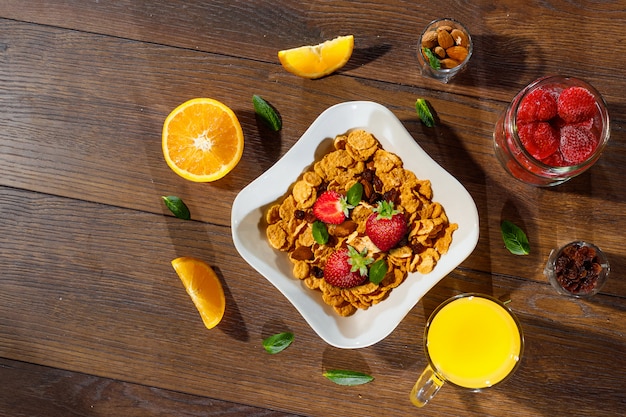 Desayuno matutino de copos de maíz y frutas.