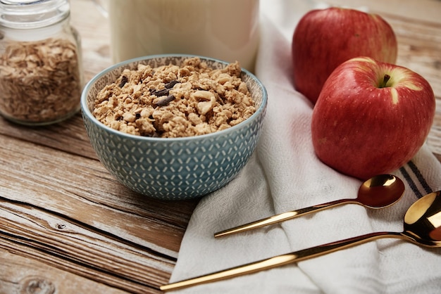 Desayuno matutino con granola sobre fondo de madera