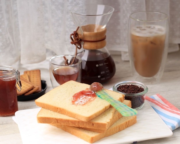 Desayuno matutino con pan blanco y café, concepto de desayuno en casa durante la pandemia de Covid