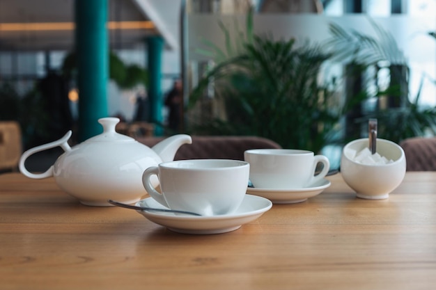 Desayuno matutino con servicio de té blanco inglés