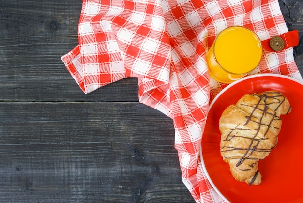 Desayuno, merienda. jugo de naranja con croissant