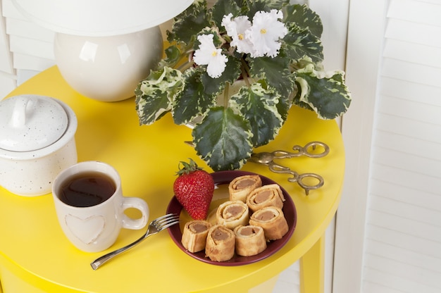 Desayuno en mesa amarilla