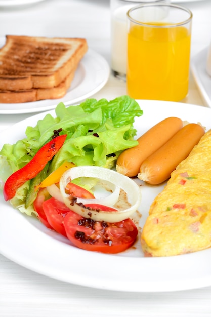 Desayuno en la mesa blanca