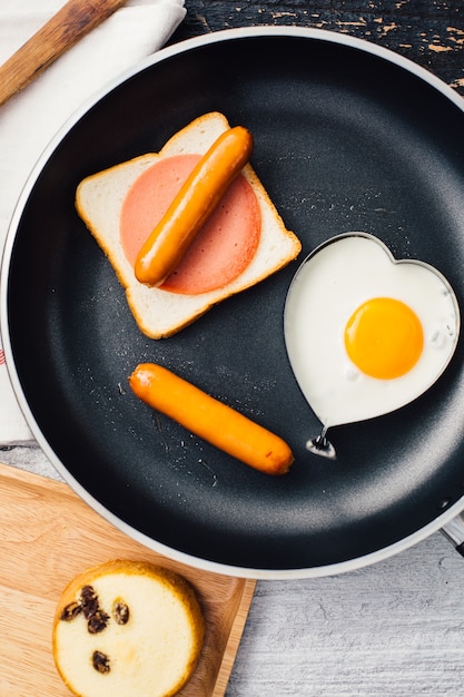 desayuno en la mesa de comedor